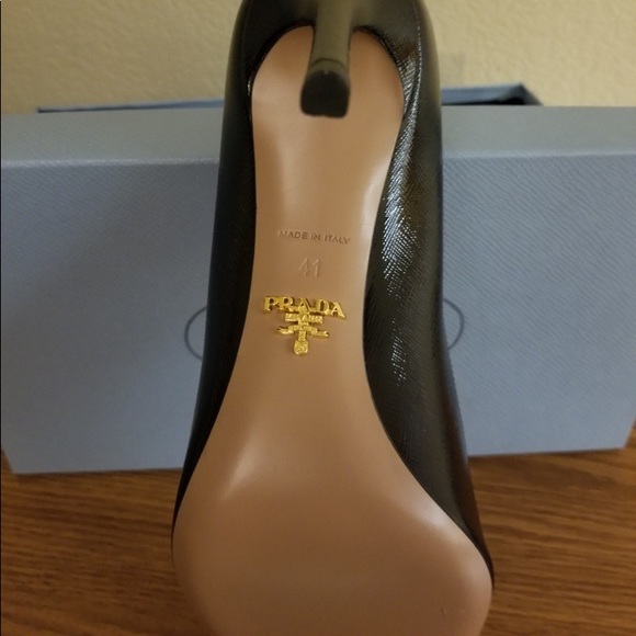 Prada class black patent leather pumps - Picture 2 of 3